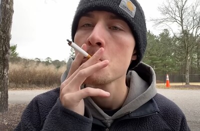 Лечение зависимости от табакокурения в Пятигорске Мужчина с сигаретой делает затяжку