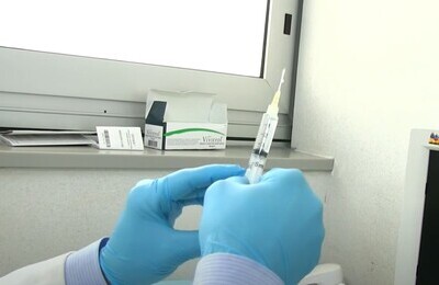 Проведение кодирования Вивитролом в Пятигорске Шприц с Вивитролом в руках у врача